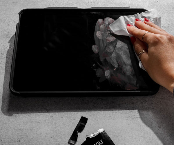 Screen Wipe to clean dirty iPad screen| Black